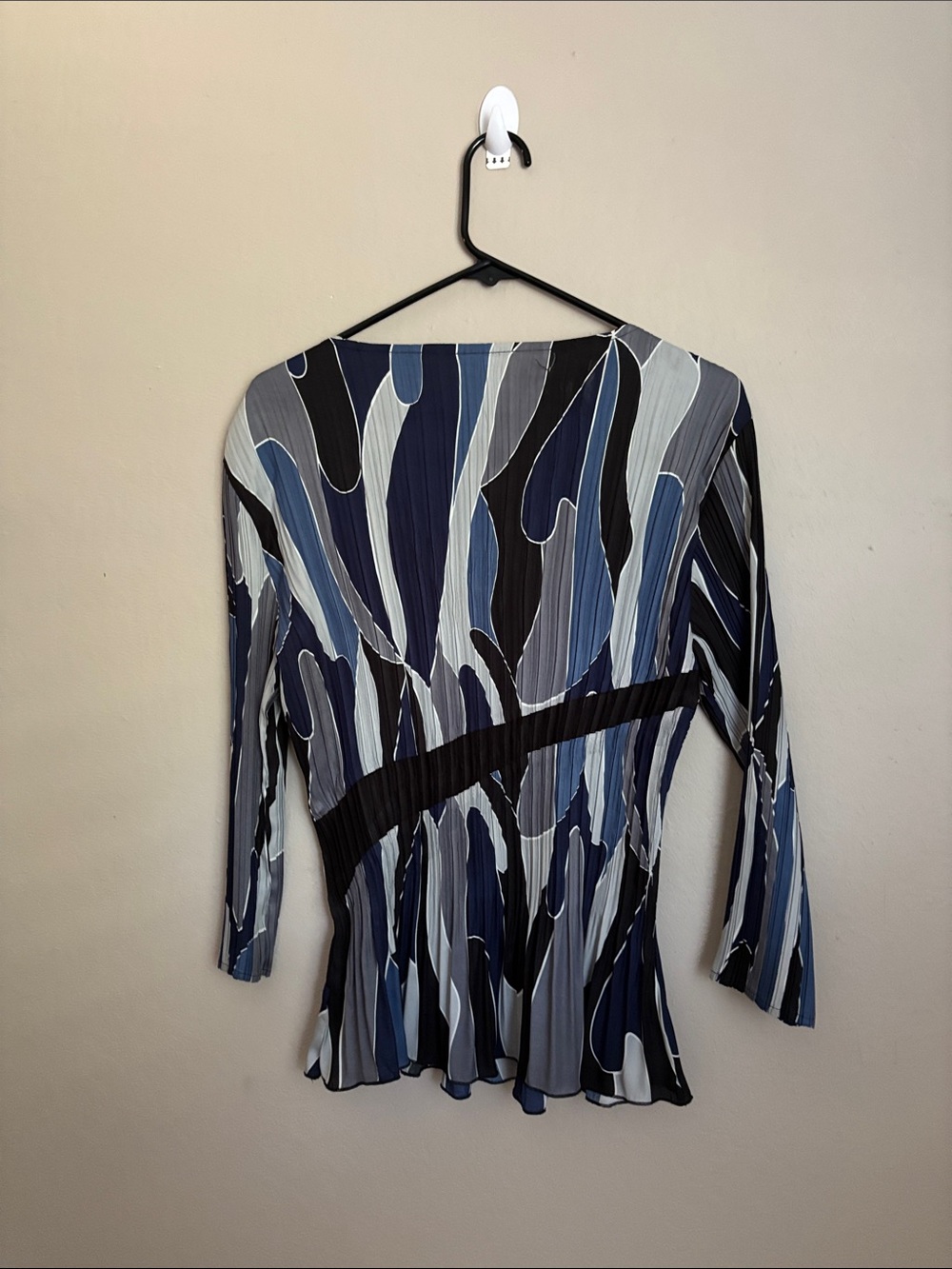 Women’s Blue Patterned V-Neck Long Sleeve Sequined Blouse - Picture 2 of 5